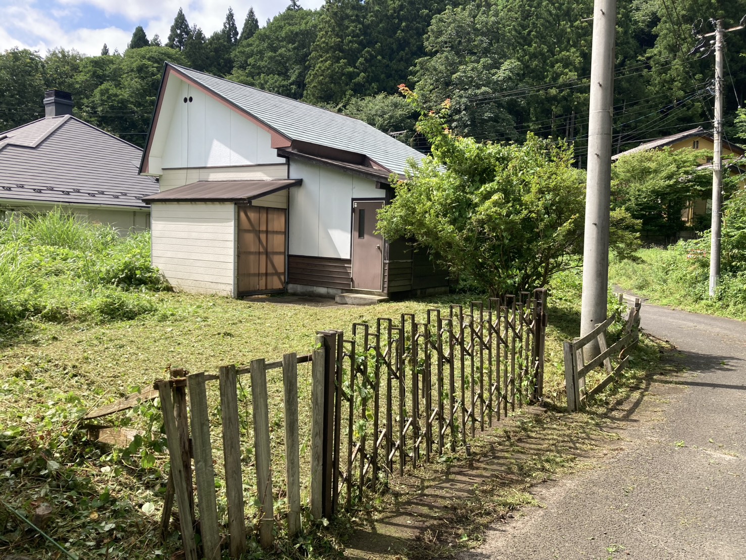 施工後：綺麗に刈り込まれた土地